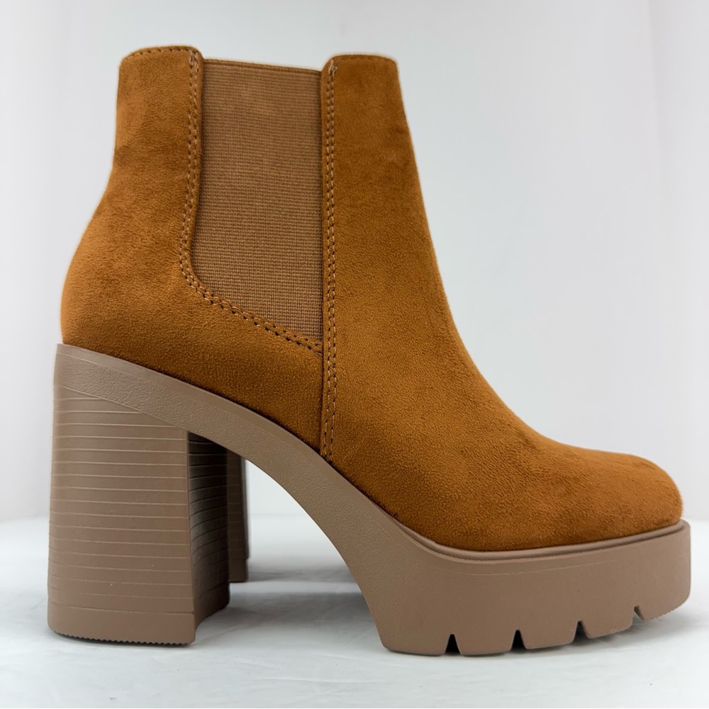 Pink Lily size 6.5 Women’s Tan Faux Suede Leather Platform Chelsea Boots